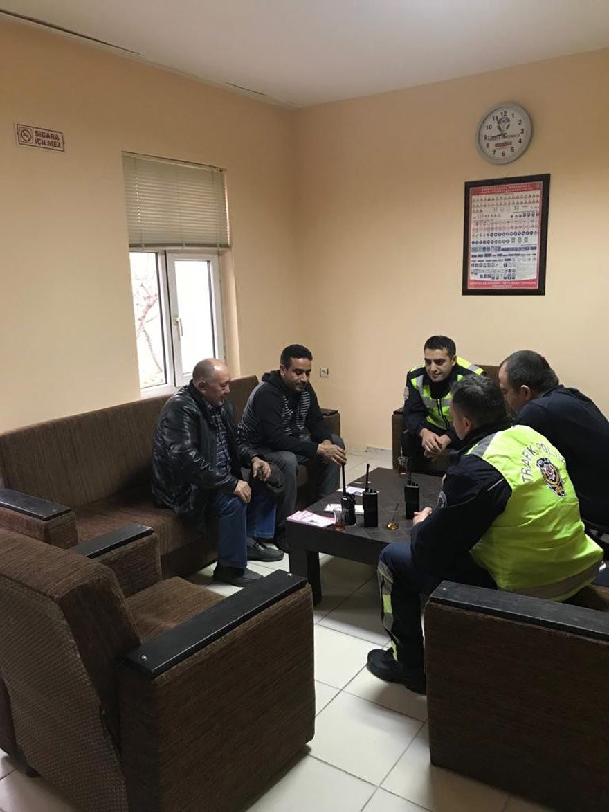 trafik-polisi-bu-kez-cay-ikrami-icin-durdurdu-(2).jpg