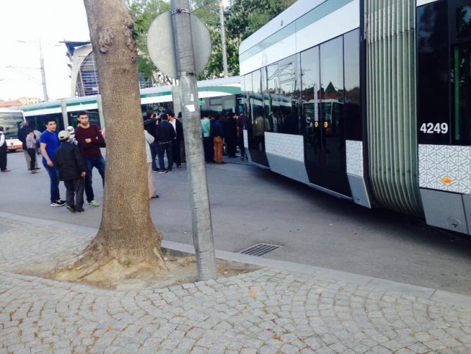 tramvay-raydan-cikti,-trafik-aksadi-1.jpg