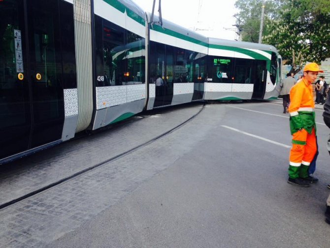 tramvay-raydan-cikti,-trafik-aksadi-2.jpg