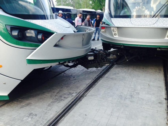 tramvay-raydan-cikti,-trafik-aksadi-3.jpg