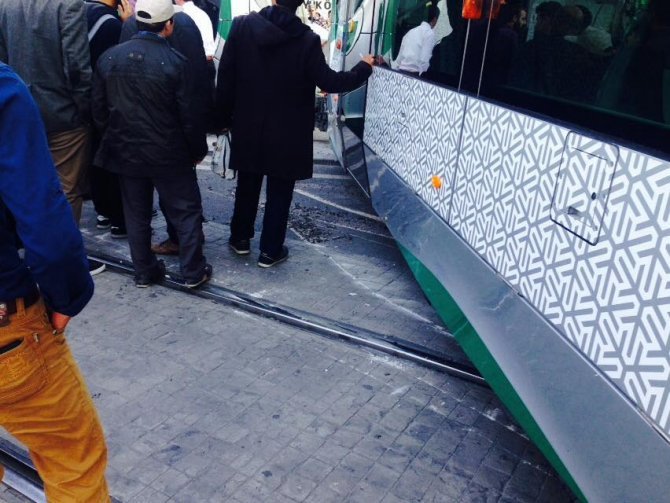 tramvay-raydan-cikti,-trafik-aksadi-4.jpg