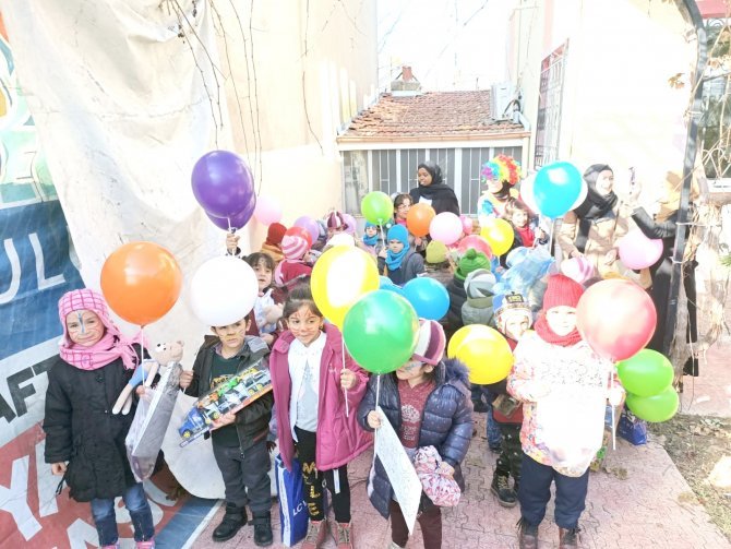 uluslararasi-ogrenciler-multeci-cocuklari-sevindirdi-1.jpg