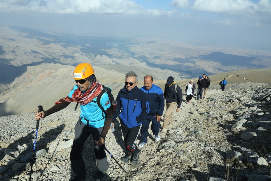 vali-cuneyit-orhan-toprak-konyanin-zirvesinde-yer-aldi-4.jpg