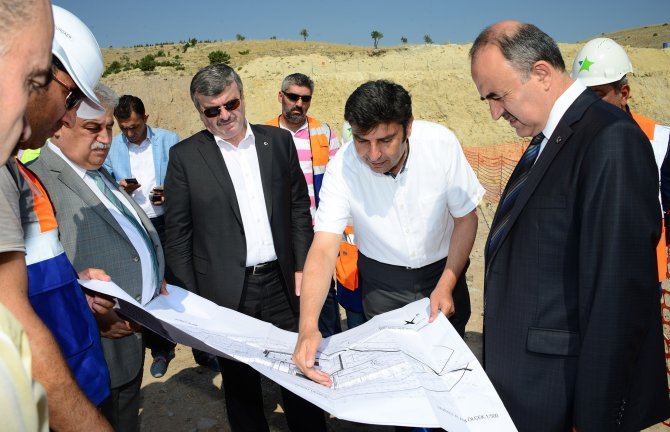 vali-erol-ve-baskan-akyurek-neu-kampus-insaatini-inceledi.jpg