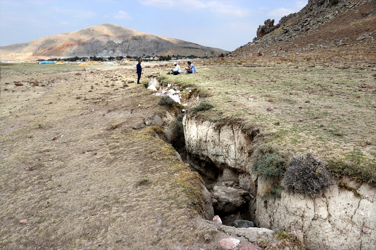 yer-alti-sularindaki-cekilme-konya-ovasinda-kilometrelerce-uzunlukta-yuzey-yariklarina-neden-oluyor-1.jpg