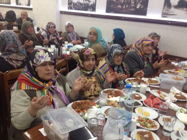 yoruk-ve-turkmenler-dernegi-iftar-(3).jpg