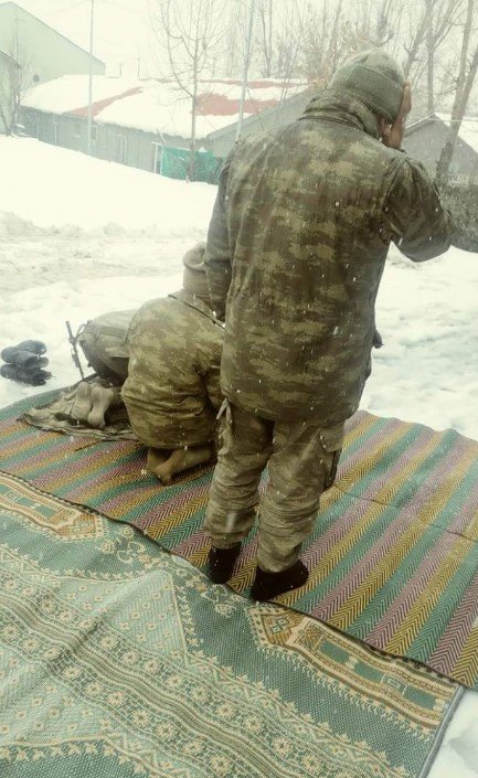 yuksekovada-asker-kar-ustunde-namaz-kildi.jpg