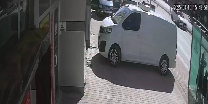 Konya'da yaşı küçük sürücü ortaokul öğrencilerine çarptı: 1 ölü, 1 yaralı - Kaza anı videosu